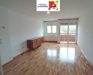 Living room of Flat to rent in Salamanca Capital  with Heating, Parquet flooring and Oven