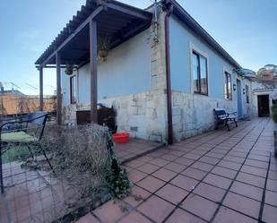 Vista exterior de Casa o xalet en venda en Boiro amb Terrassa i Piscina