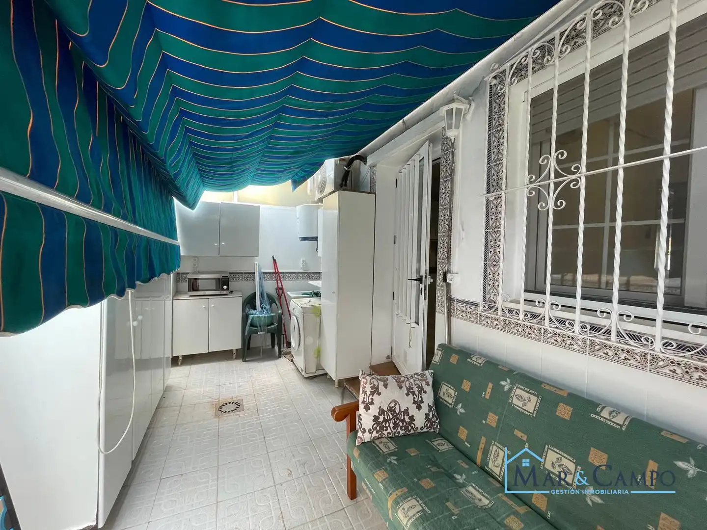 Cuina de Casa adosada en venda en Los Alcázares amb Aire condicionat, Jardí privat i Moblat