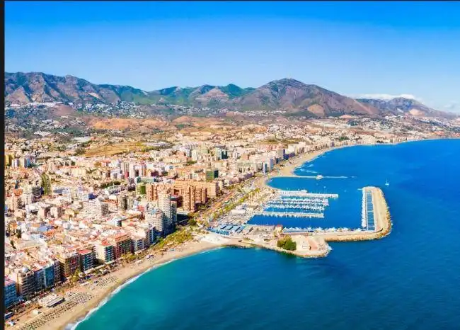 Außenansicht von Wohnungen zur Miete in Fuengirola mit Klimaanlage, Ofen und Waschmaschine