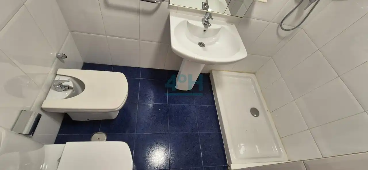 Baño de Piso de alquiler en Ourense Capital  con Calefacción, Parquet y Trastero