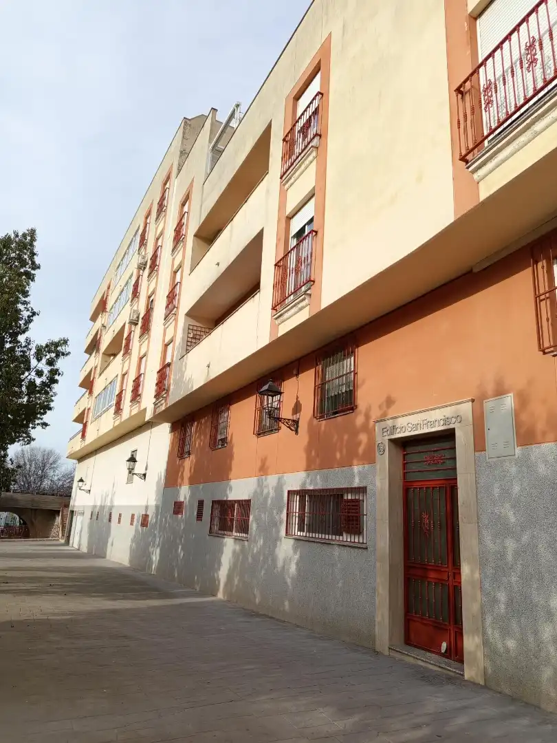 Vista exterior de Pis en venda en Torredelcampo amb Balcó