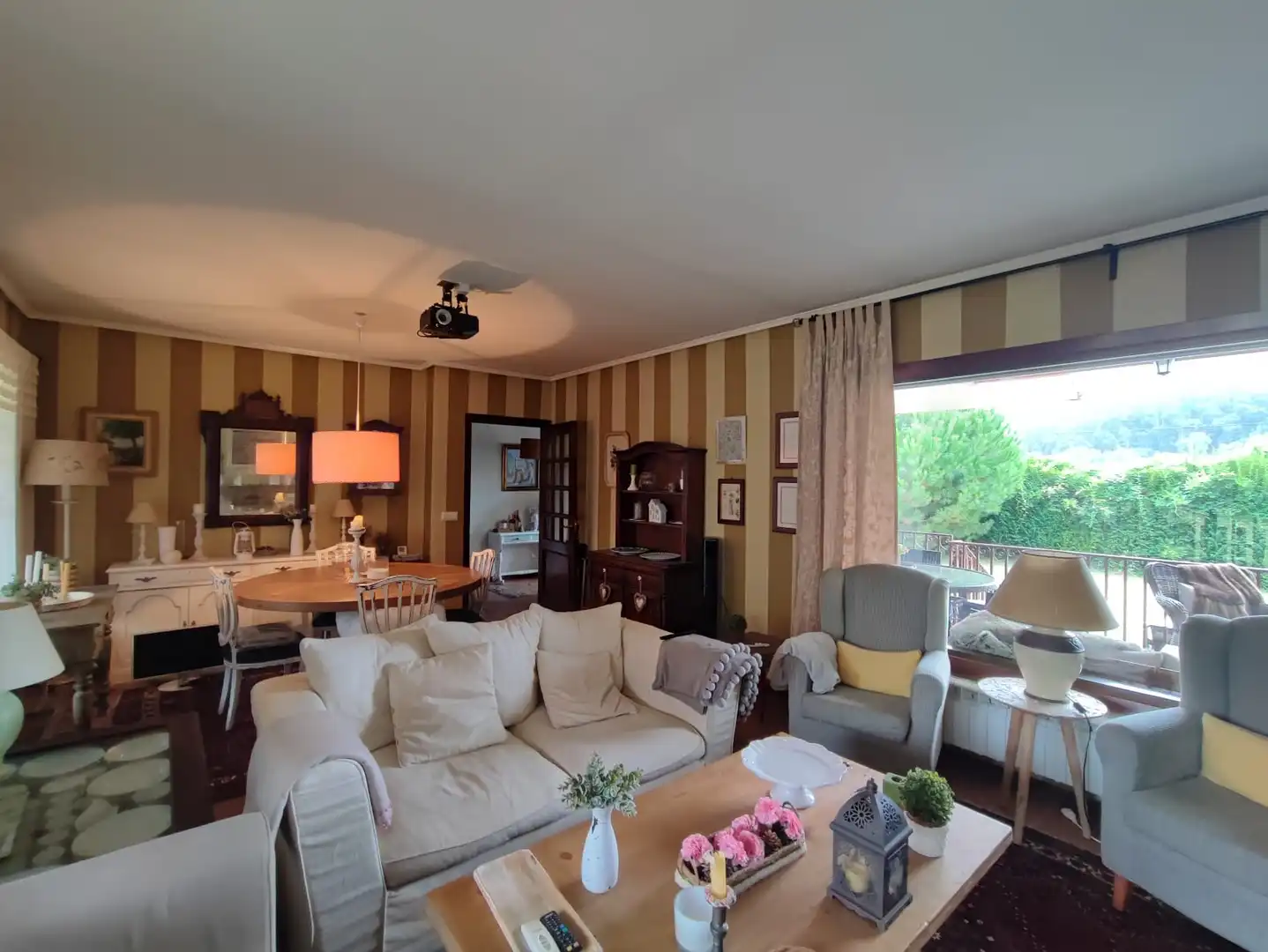 Sala d'estar de Casa o xalet en venda en Nigrán amb Jardí privat, Terrassa i Moblat