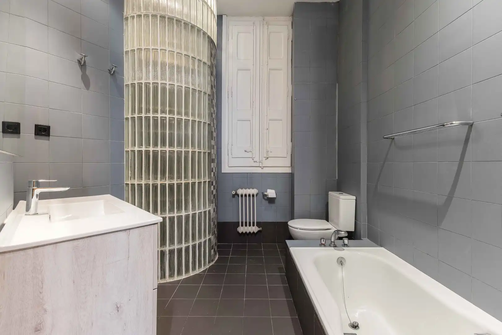Badezimmer von Büro zum Verkauf in Barcelona mit Klimaanlage und Terrasse