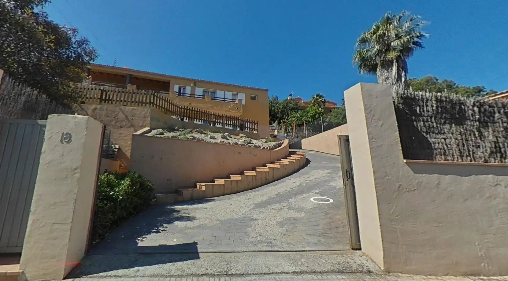 Vista exterior de Casa o xalet en venda en Cubelles amb Aire condicionat, Jardí privat i Terrassa