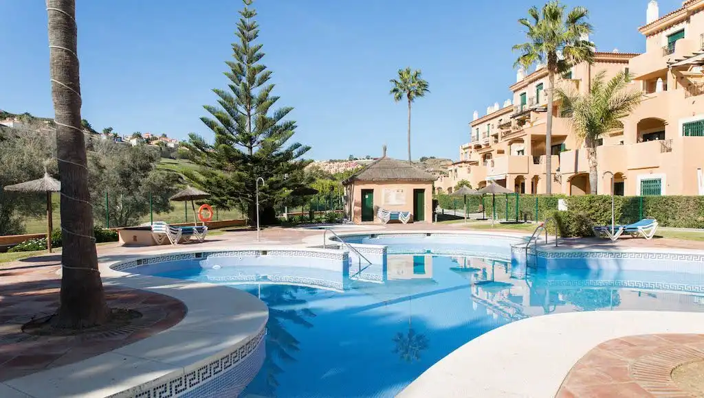 Vista exterior de Dúplex en venta en Manilva con Aire acondicionado, Terraza y Piscina comunitaria