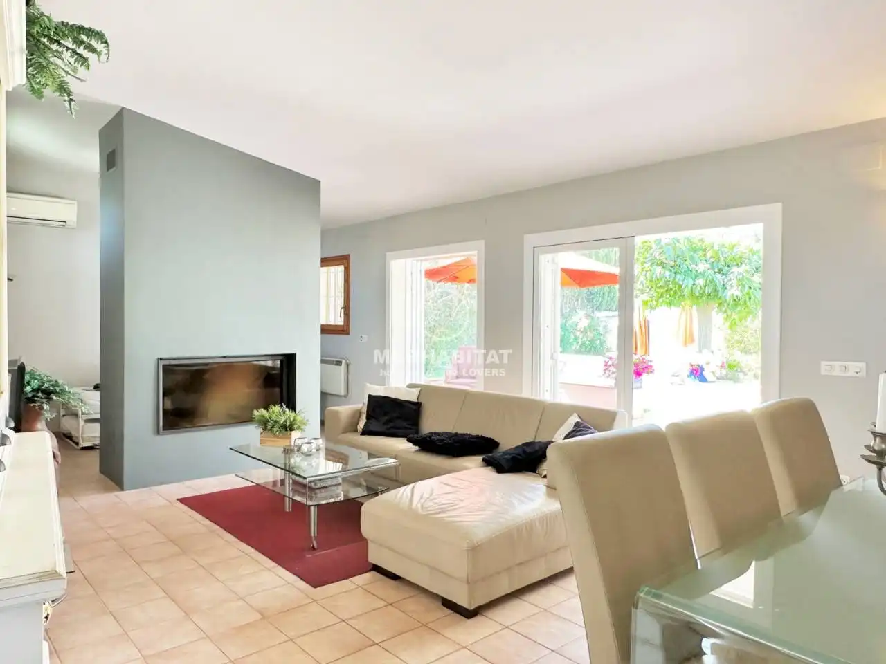 Sala d'estar de Casa o xalet en venda en L'Escala amb Aire condicionat, Jardí privat i Terrassa