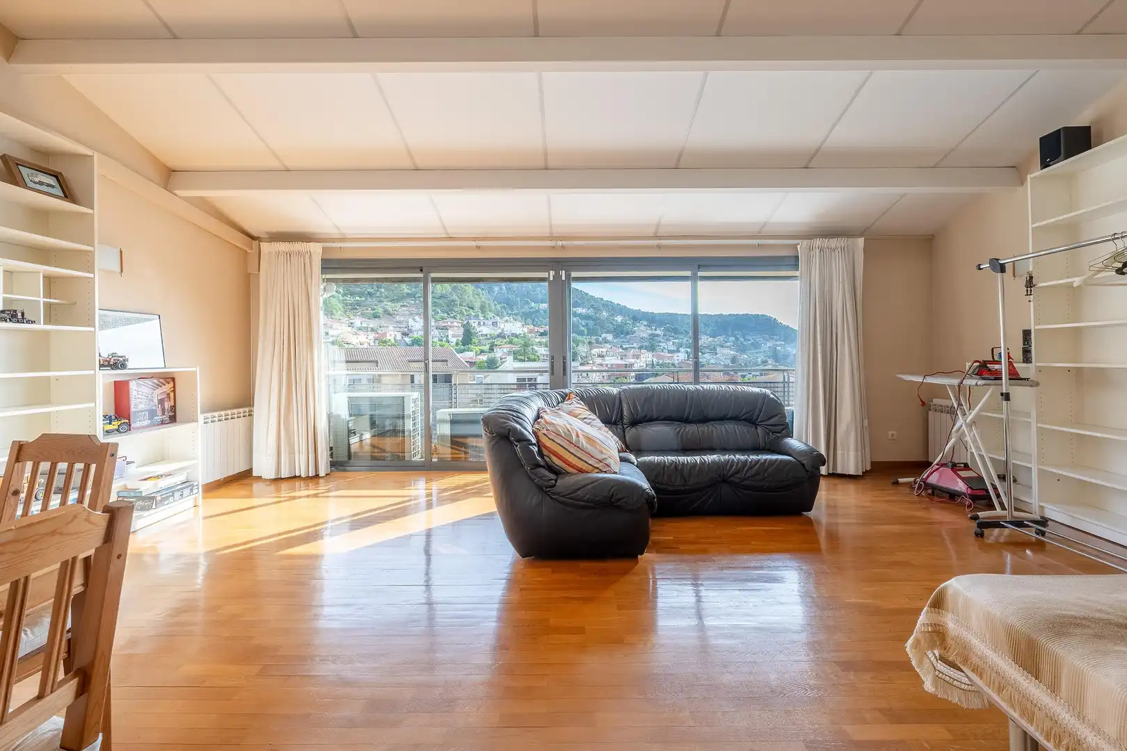Sala de estar de Casa o chalet en venta en Vallirana con Aire acondicionado, Calefacción y Jardín privado