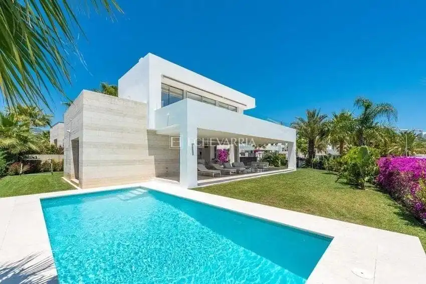 Vista exterior de Casa o chalet en venta en Marbella con Jardín privado, Terraza y Trastero