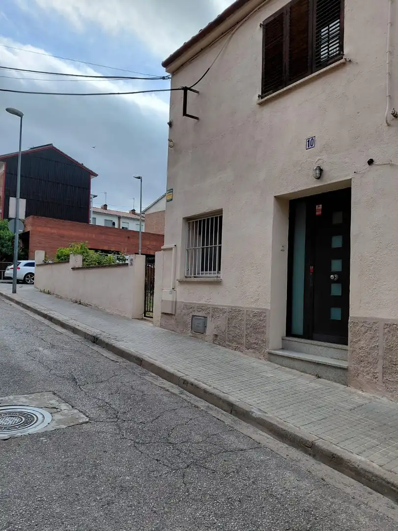 Außenansicht von Einfamilien-Reihenhaus zum Verkauf in Parets del Vallès mit Klimaanlage, Heizung und Privatgarten