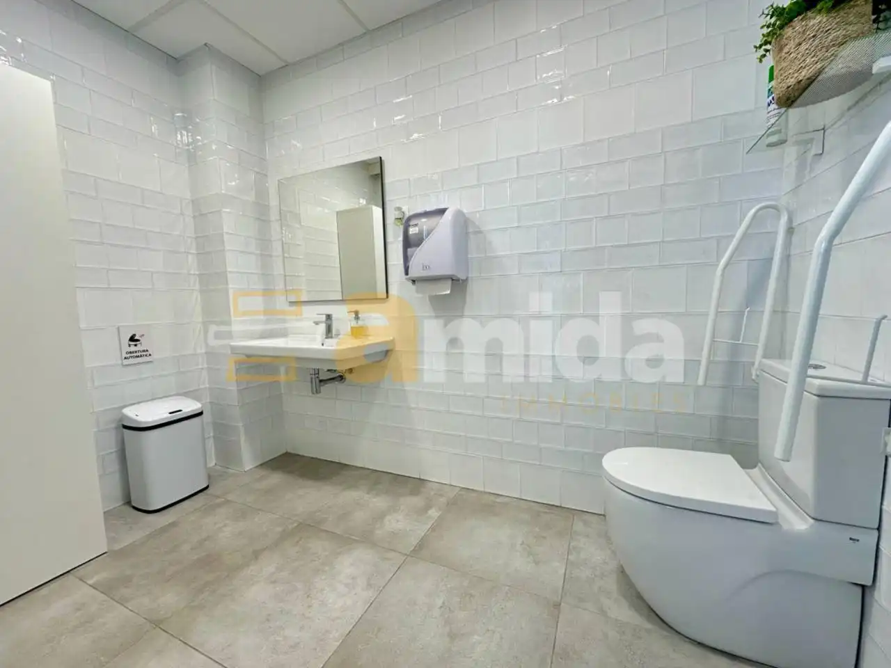 Baño de Local de alquiler en Sabadell con Aire acondicionado