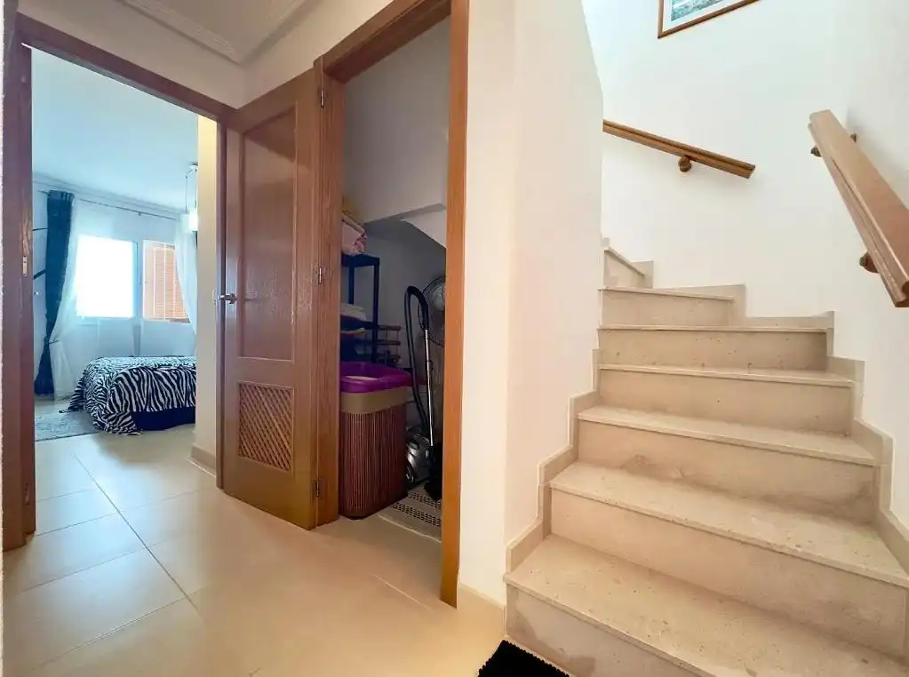 Bungalow with terrace for sale in Calle Abeto, imagen 4