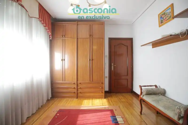 Dormitori de Pis en venda en Basauri  amb Calefacció, Moblat i Balcó