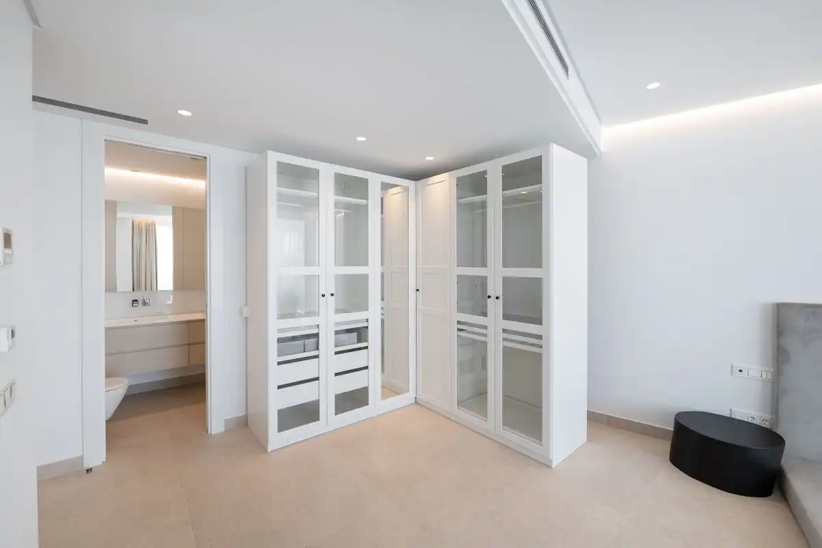 Schlafzimmer von Wohnung zur Miete in Benahavís mit Abstellraum
