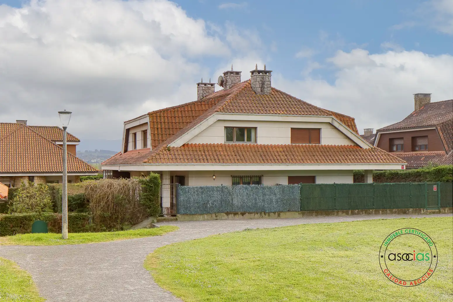 Vista exterior de Casa adosada en venda en Gijón  amb Calefacció, Jardí privat i Terrassa