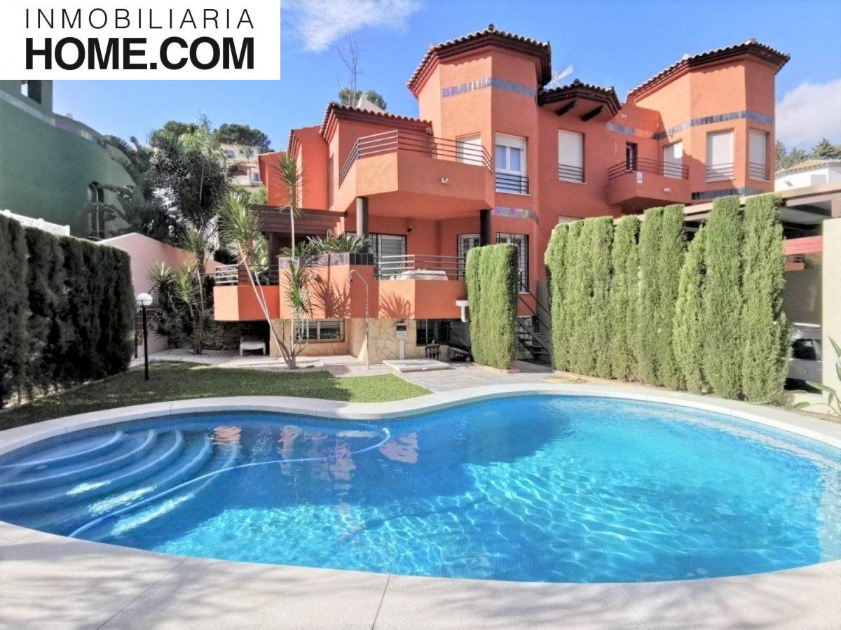 Vista exterior de Casa adosada en venda en Torremolinos amb Aire condicionat, Jardí privat i Terrassa