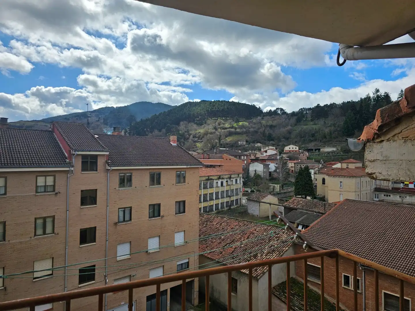 Vista exterior de Piso en venta en Pradoluengo con Trastero
