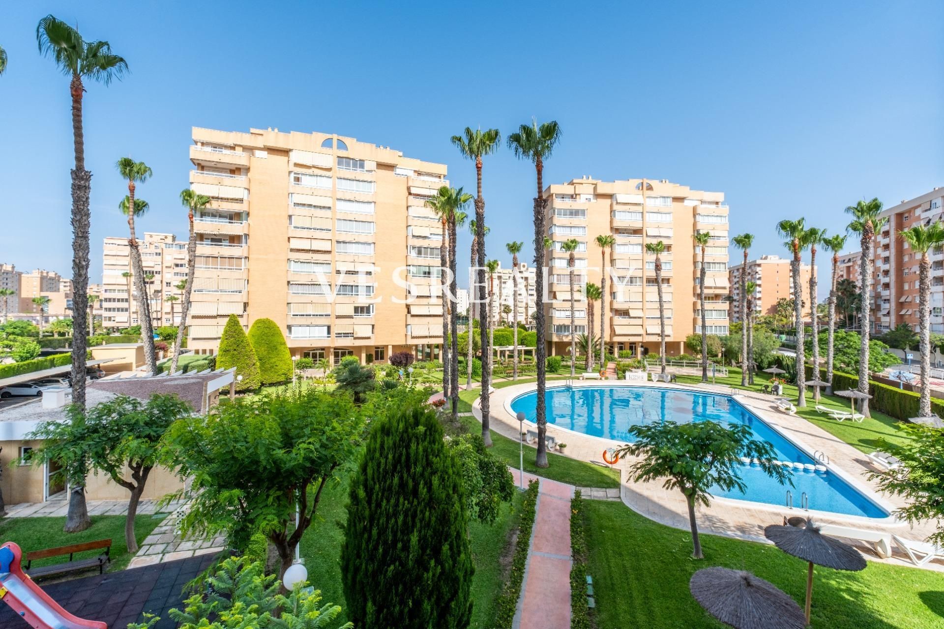 Vista exterior de Pis en venda en Alicante / Alacant amb Piscina, Balcó i Piscina comunitària