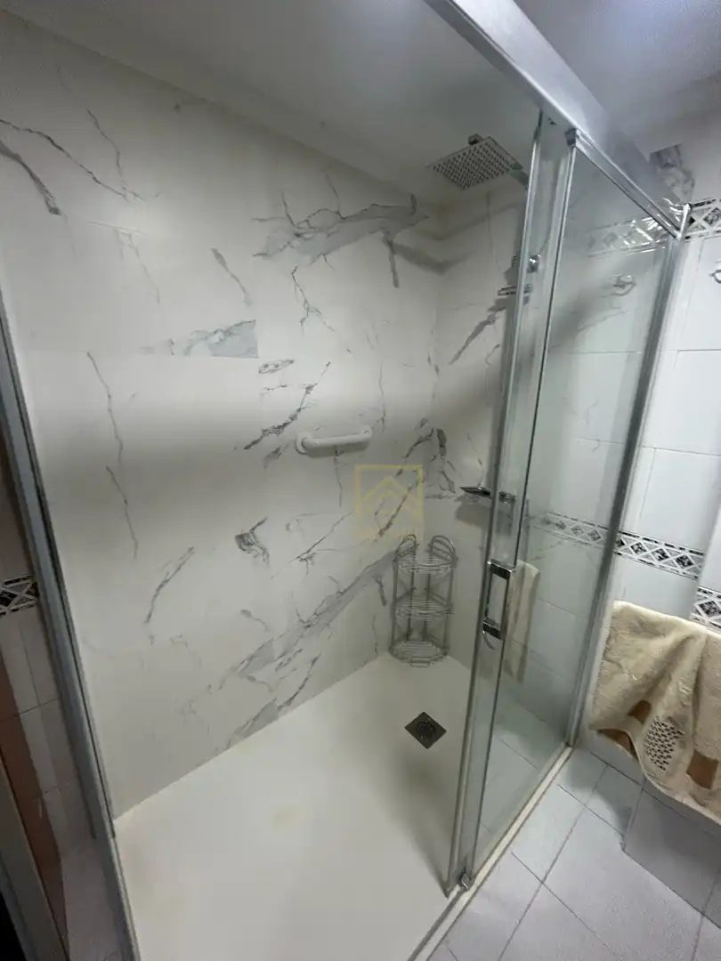 Baño de Piso de alquiler en Torrelavega  con Calefacción, Parquet y Amueblado