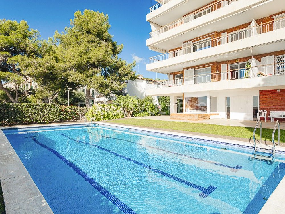 Piscina de Apartament de lloguer en Caldes d'Estrac amb Aire condicionat, Calefacció i Jardí privat