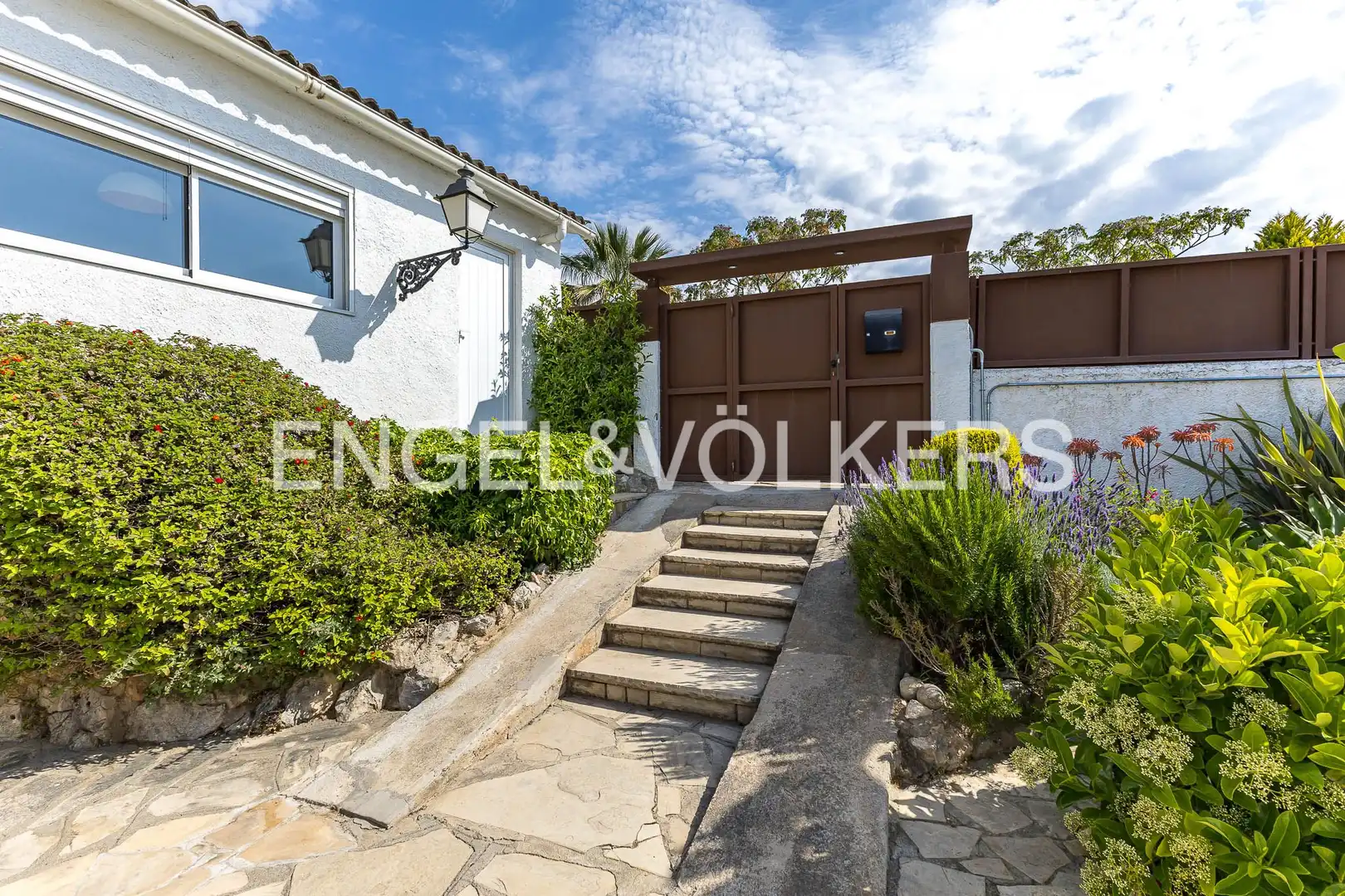 Vista exterior de Casa o chalet en venta en Vilanova i la Geltrú con Aire acondicionado, Calefacción y Jardín privado