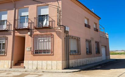Vista exterior de Casa adosada en venda en Villafranca de los Caballeros amb Terrassa i Balcó