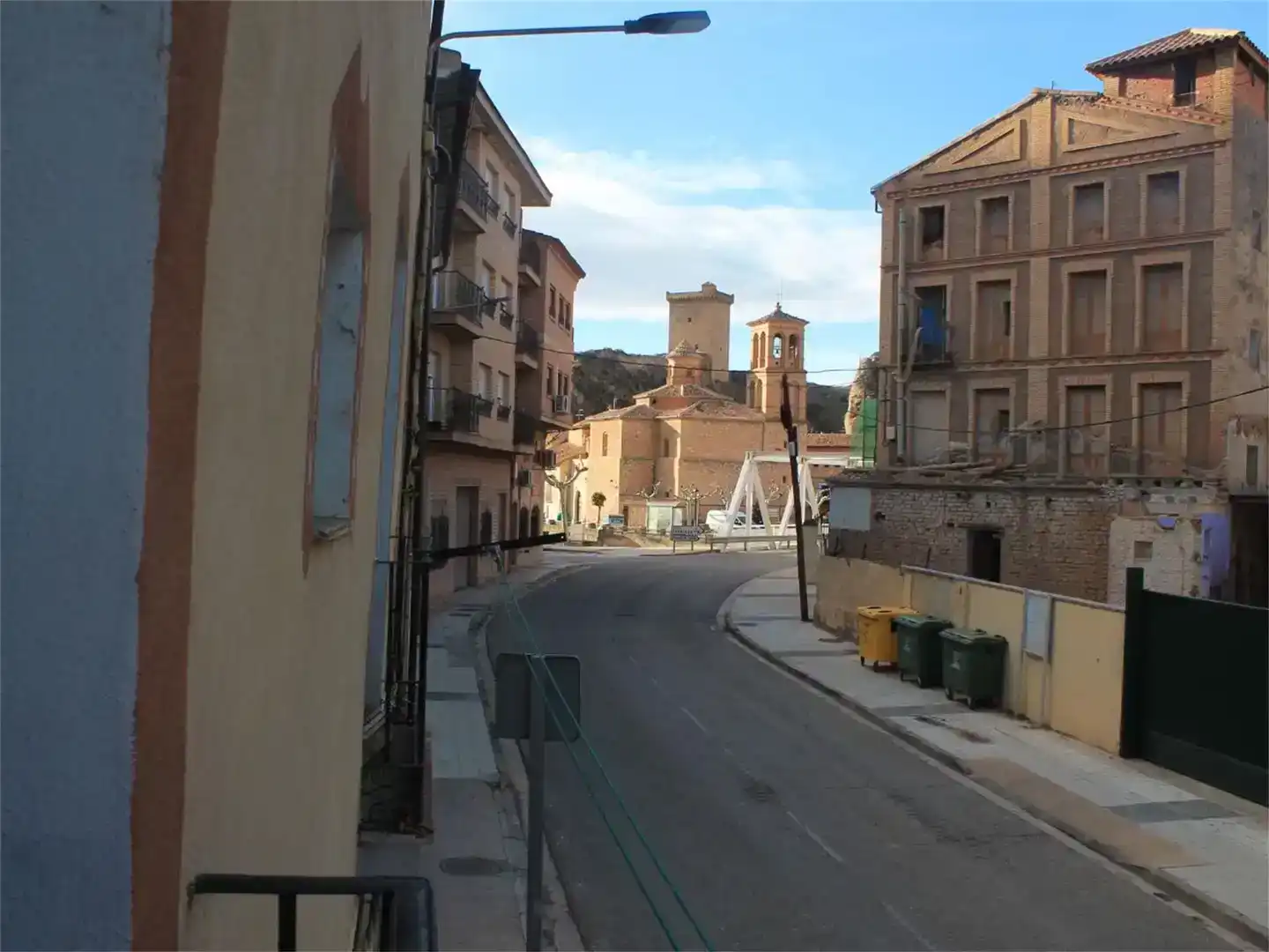Vista exterior de Casa adosada en venda en Alhama de Aragón amb Traster i Balcó