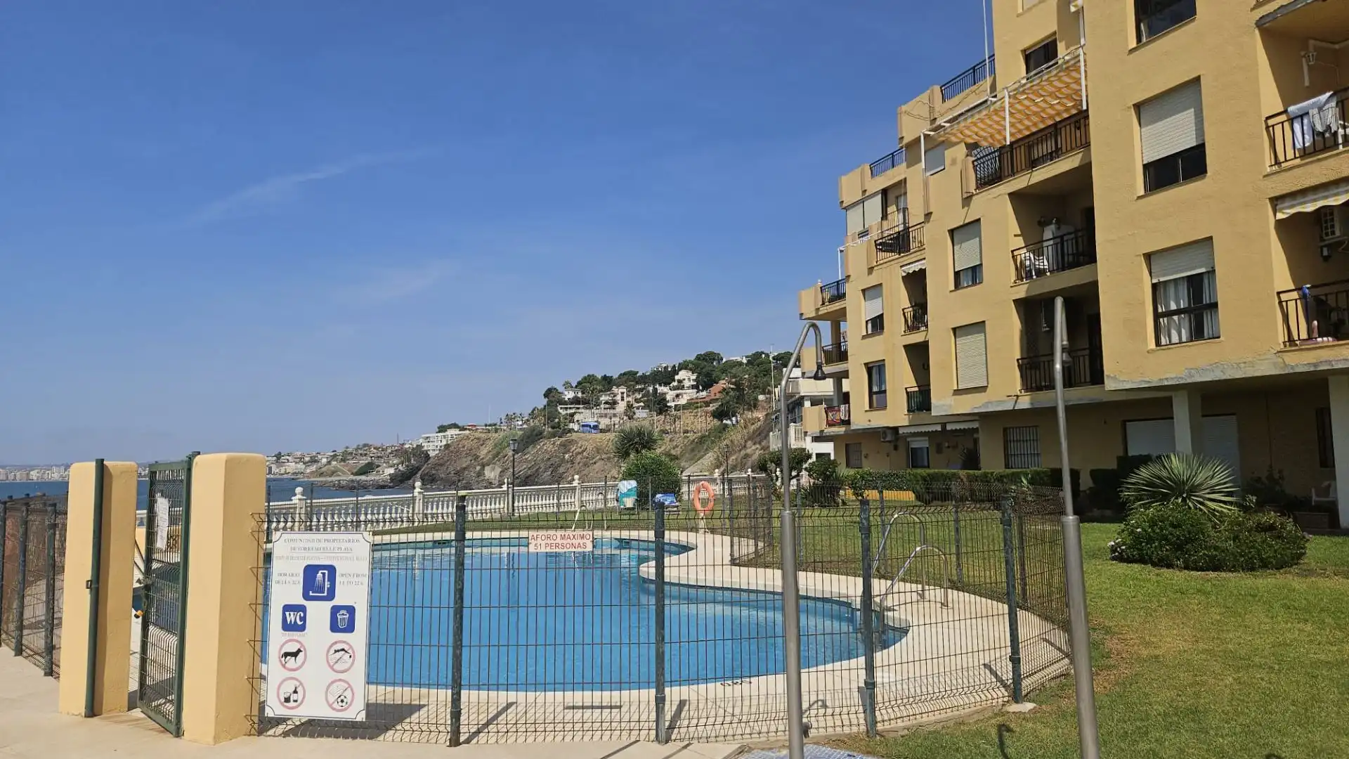 Piscina de Apartamento de alquiler en Benalmádena con Terraza, Amueblado y Piscina comunitaria