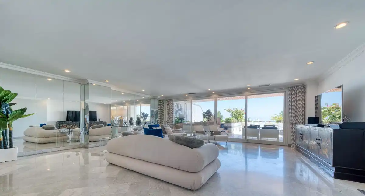 Sala d'estar de Apartament en venda en Marbella amb Aire condicionat, Terrassa i Traster