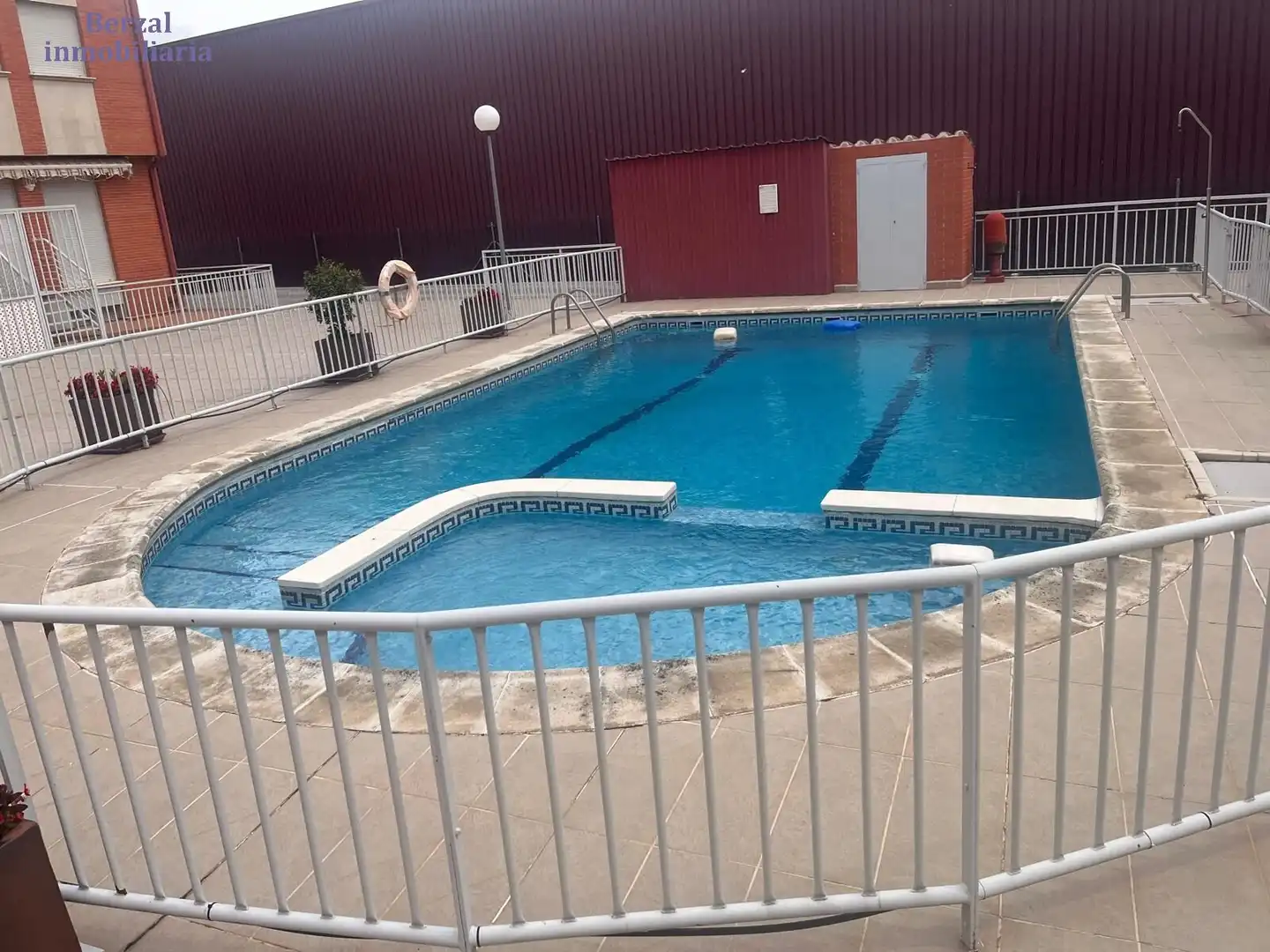 Piscina de Casa adosada en venda en  Logroño amb Aire condicionat, Calefacció i Jardí privat