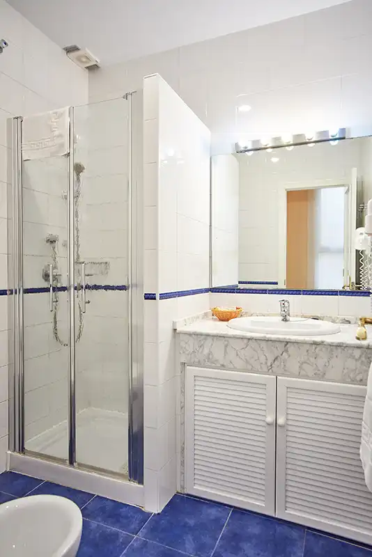 Badezimmer von Wohnung zur Miete in Sevilla mit Klimaanlage, Heizung und Möbliert