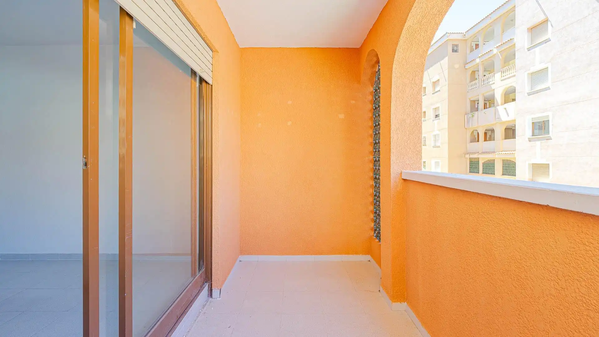 Terrasse von Wohnung zum Verkauf in Torrevieja mit Klimaanlage, Heizung und Privatgarten