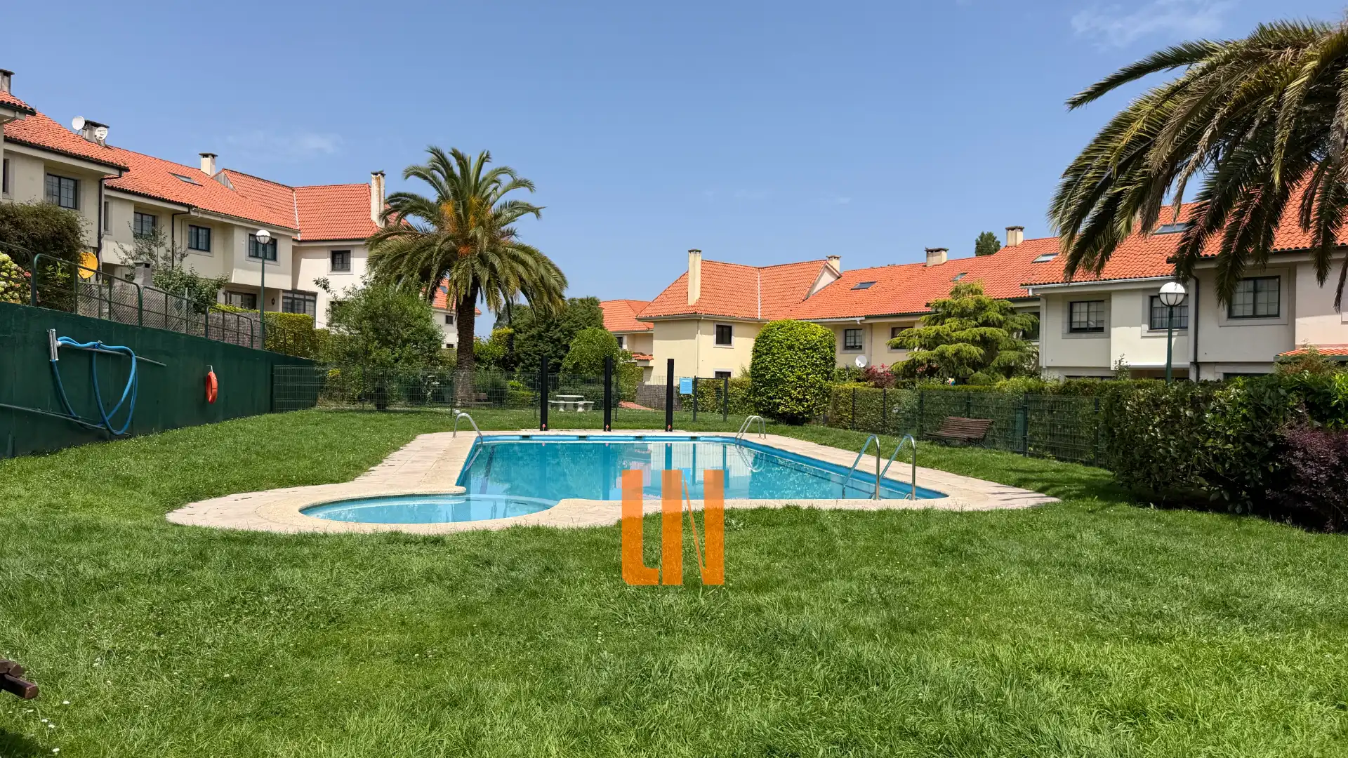 Piscina de Casa adosada en venta en Oleiros con Calefacción, Jardín privado y Parquet