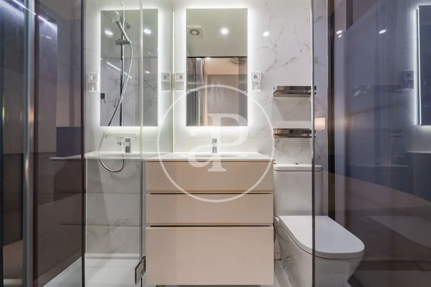 Baño de Piso en venta en Madrid con Aire acondicionado, Calefacción y Jardín privado