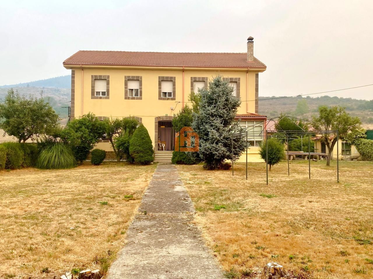 Vista exterior de Casa o xalet en venda en Carrocera amb Calefacció, Jardí privat i Traster