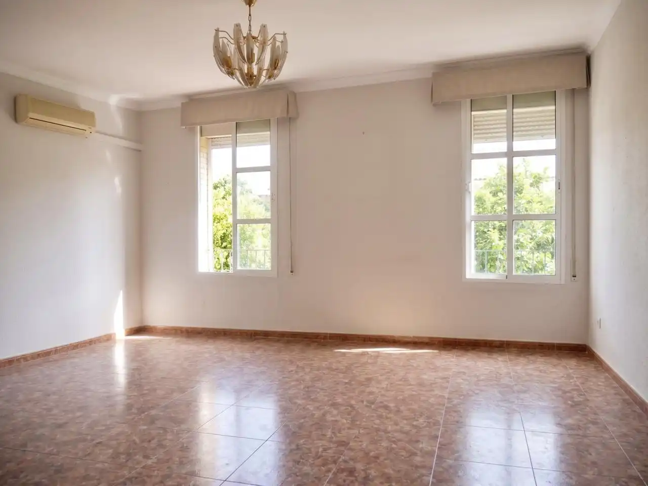 Dining room of Flat for sale in Sevilla  with Air Conditioner and Furnished