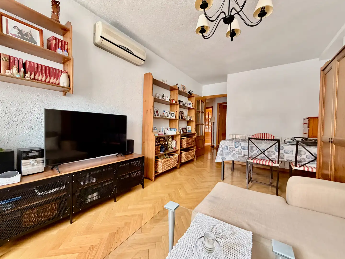 Living room of Flat for sale in Madrid  with Air Conditioner, Heating and Parquet flooring