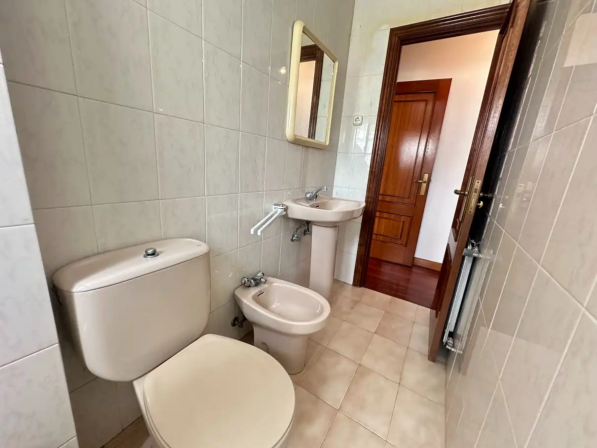 Bathroom of Flat for sale in Santiago de Compostela   with Heating