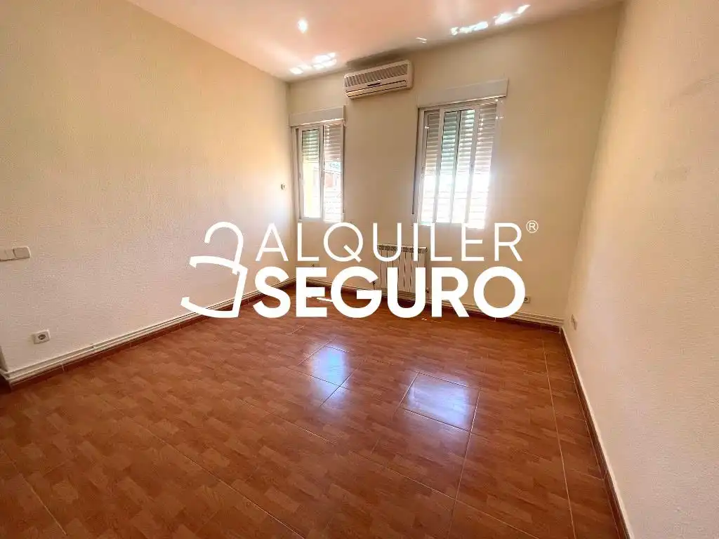 Flat for rent in Madrid  with Air Conditioner and Heating