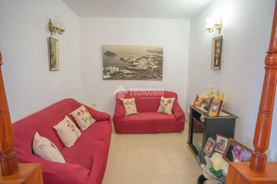 Sala d'estar de Casa adosada en venda en Icod de los Vinos amb Terrassa