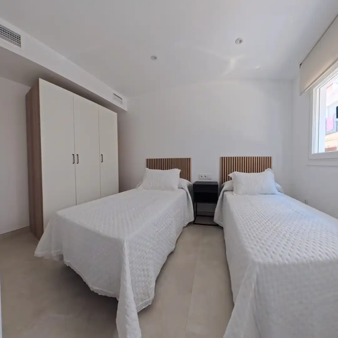 Dormitori de Apartament de lloguer en Algarrobo amb Aire condicionat, Calefacció i Moblat
