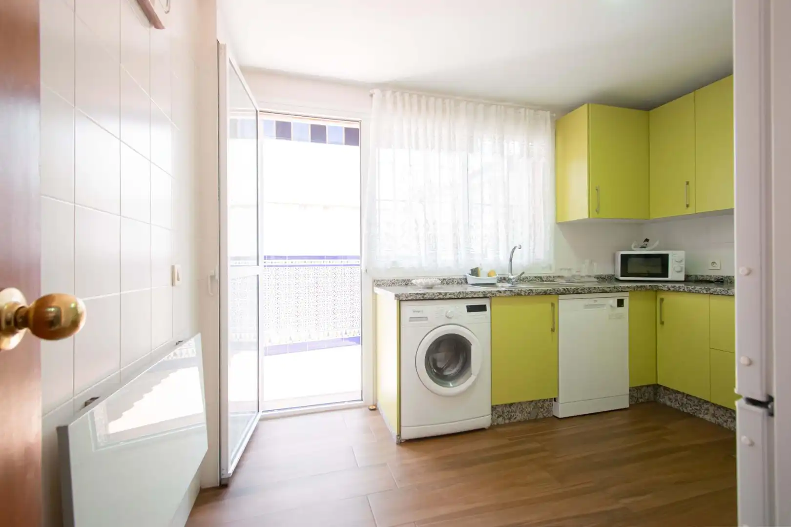 Küche von Einfamilien-Reihenhaus zum Verkauf in Sevilla mit Klimaanlage und Heizung