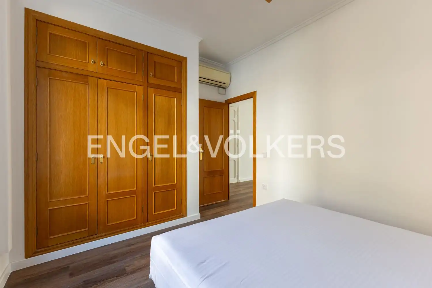 Wohnung zur Miete in Carrer del Pintor Salvador Abril, Russafa