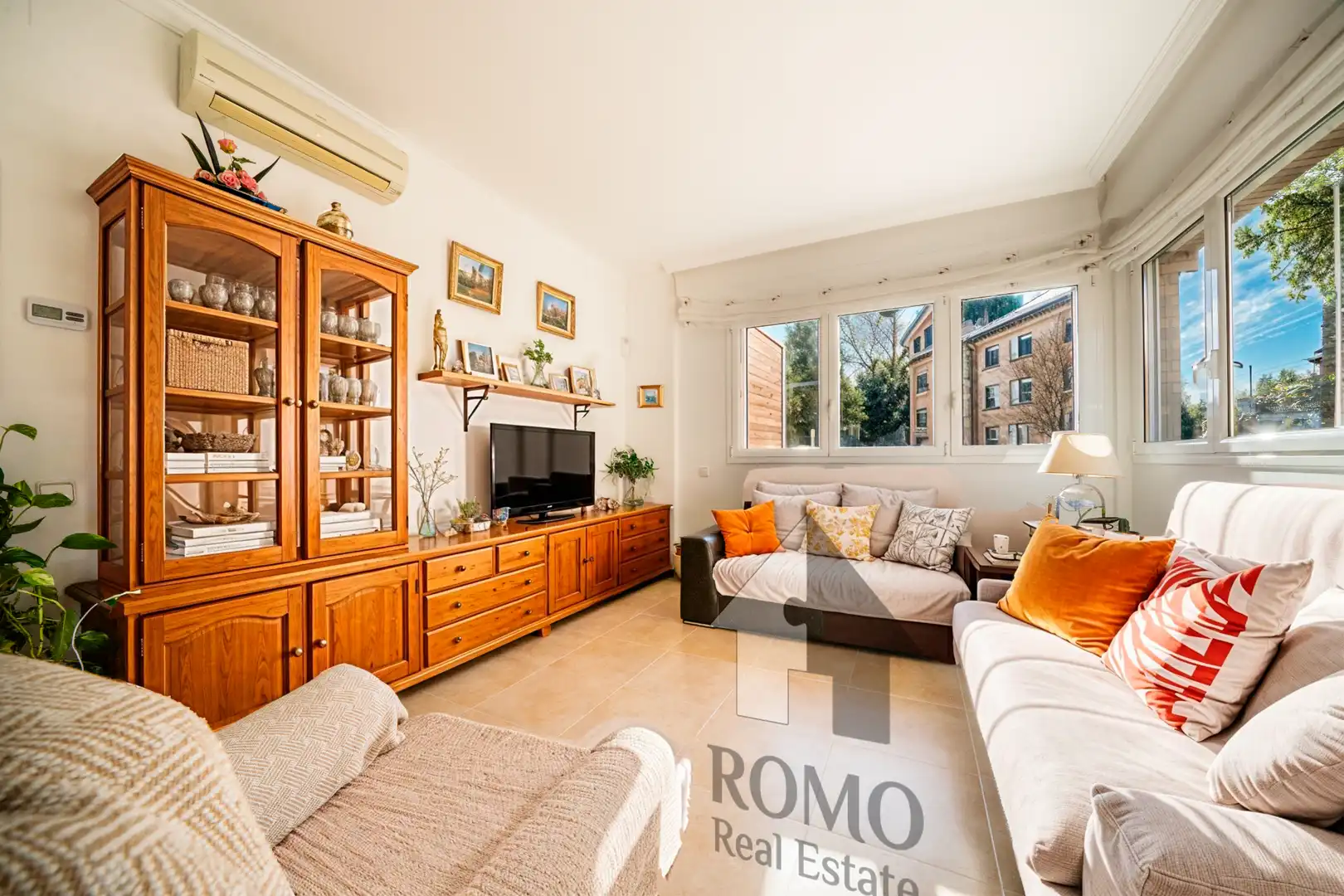 Sala de estar de Casa o chalet en venta en Santa Perpètua de Mogoda con Aire acondicionado, Calefacción y Terraza
