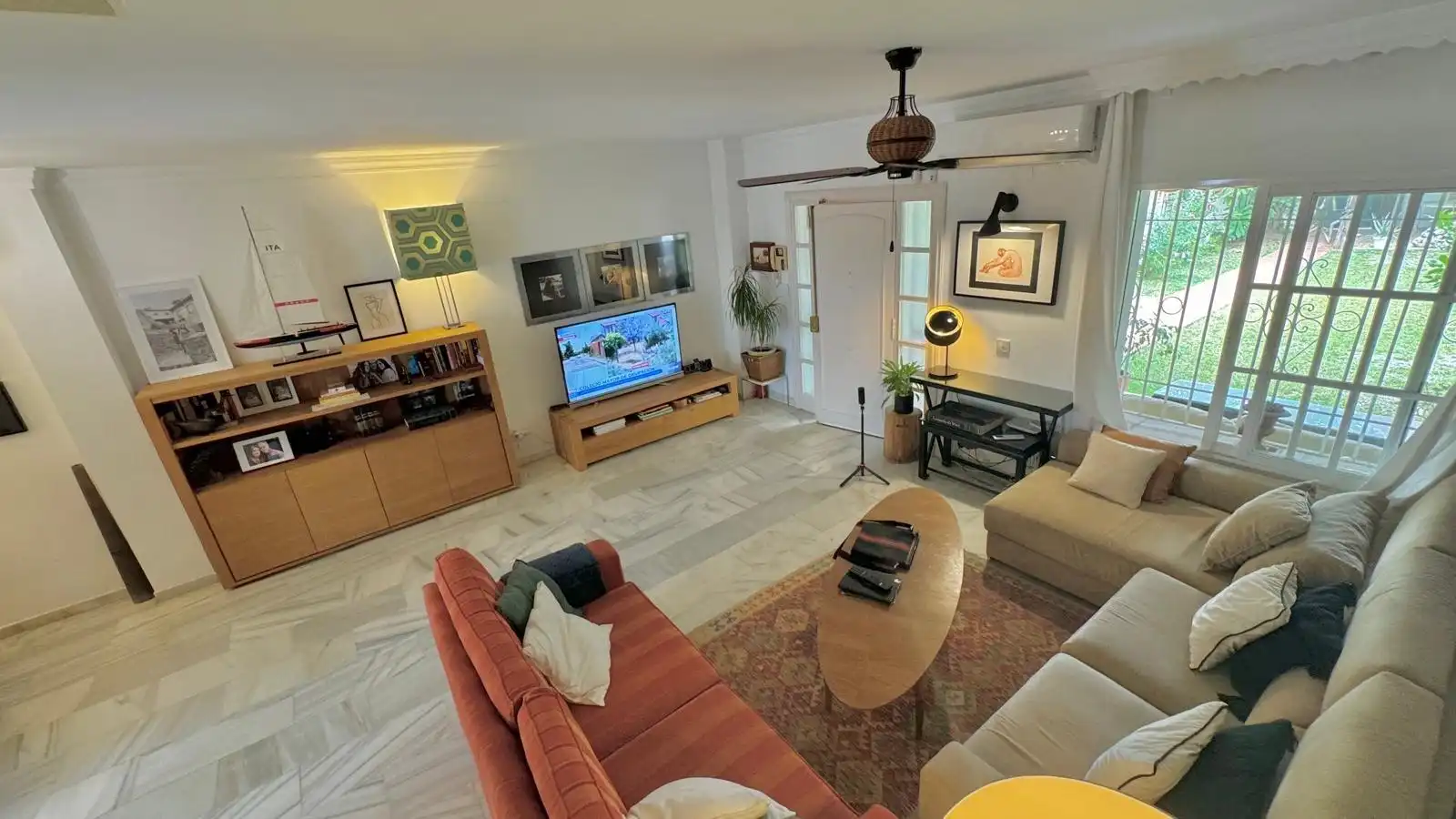 Sala d'estar de Casa o xalet en venda en Torremolinos amb Aire condicionat, Calefacció i Jardí privat