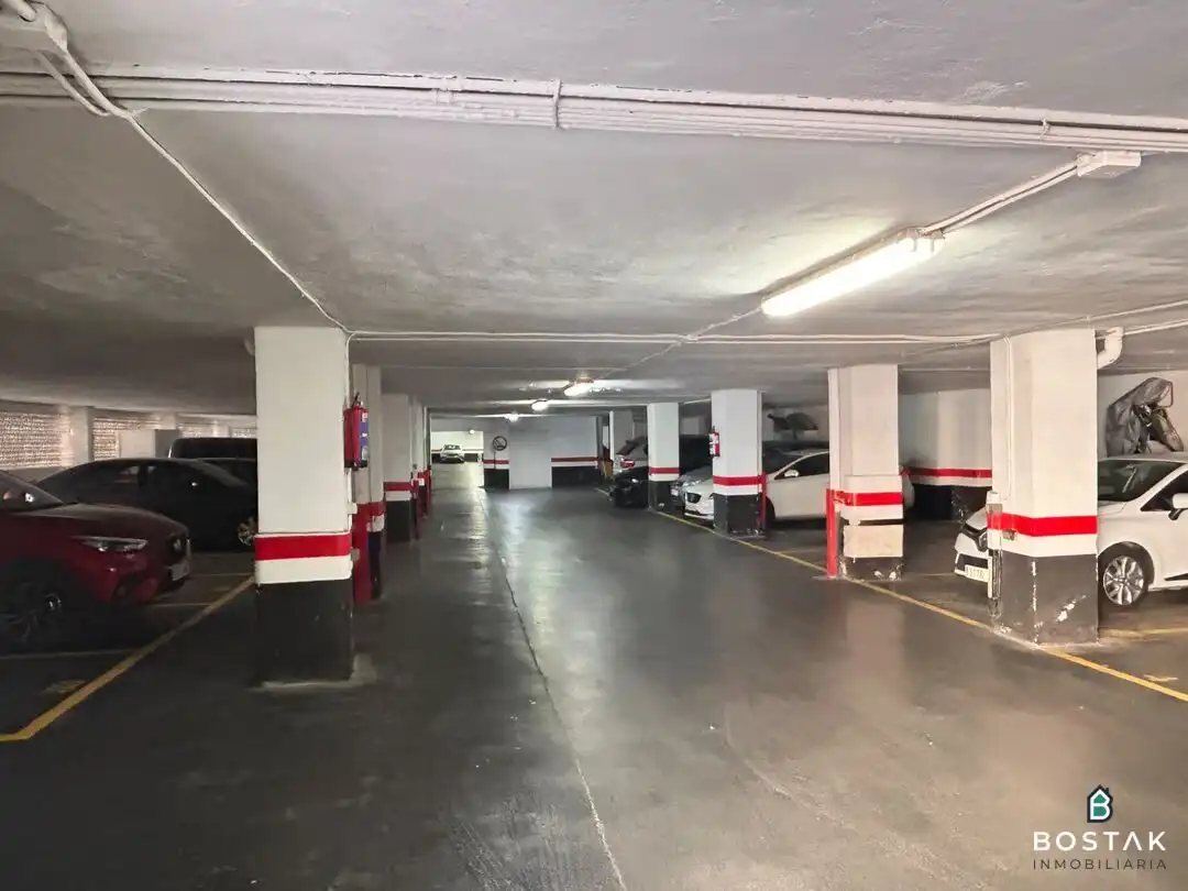 Aparcament de Pis en venda en Bilbao  amb Calefacció, Jardí privat i Traster