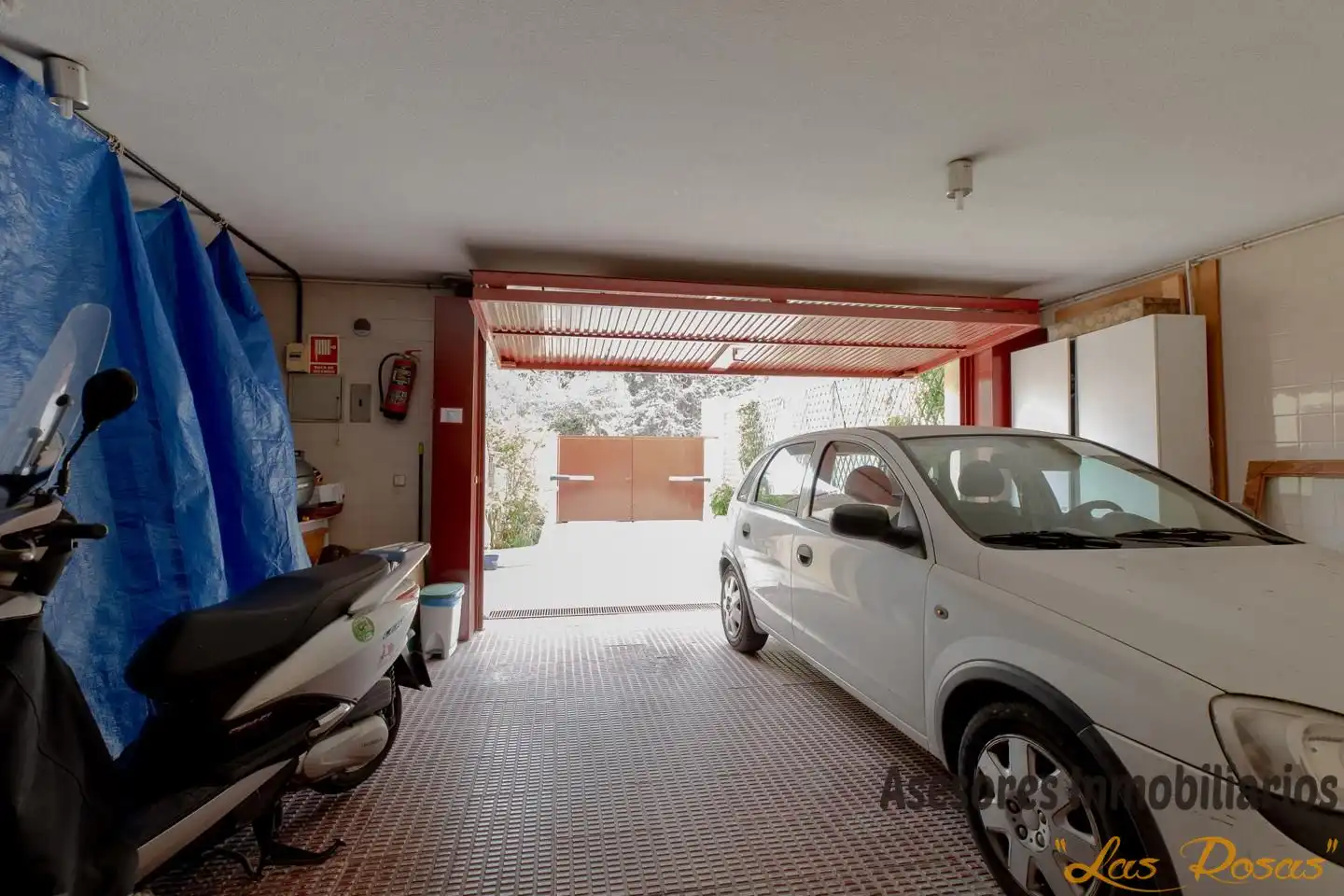 Parkplatz von Einfamilien-Reihenhaus zum Verkauf in Madrid mit Klimaanlage, Heizung und Privatgarten