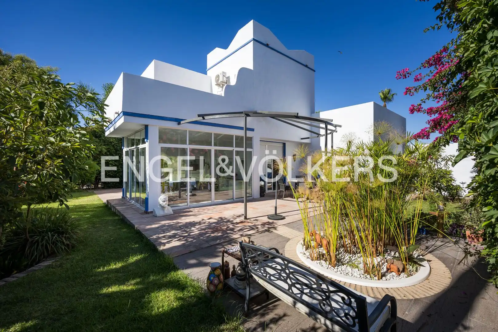Vista exterior de Casa o xalet en venda en Sanlúcar de Barrameda amb Aire condicionat, Calefacció i Jardí privat