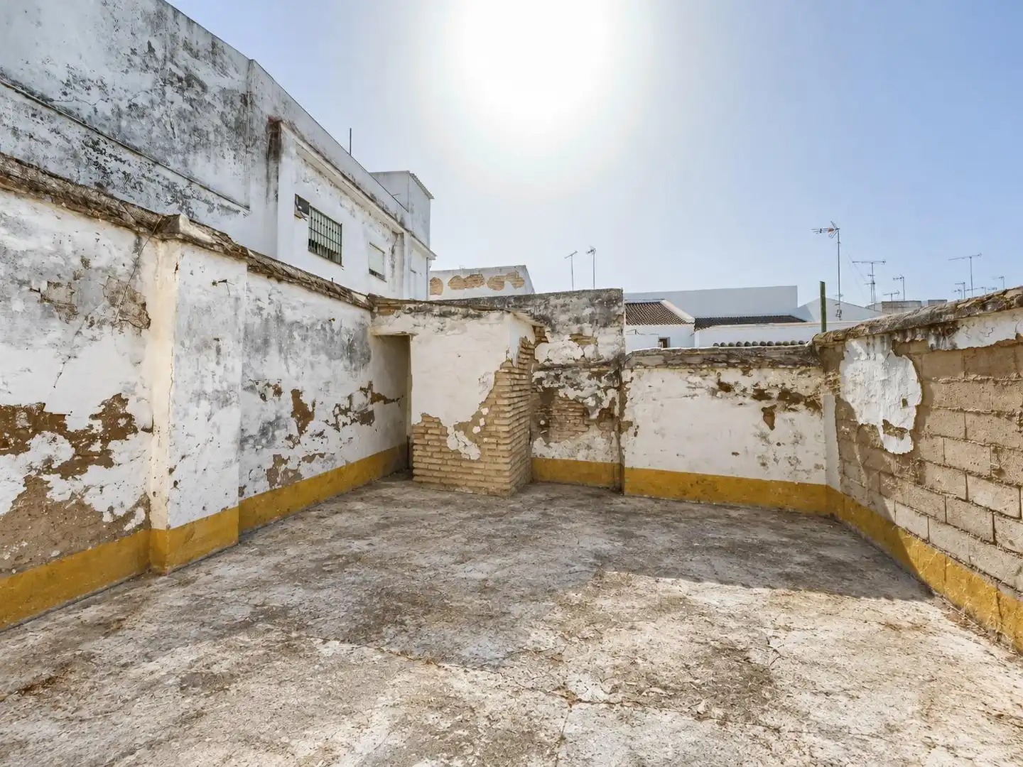 Vista exterior de Residencial en venda en Sanlúcar la Mayor, Sevilla
