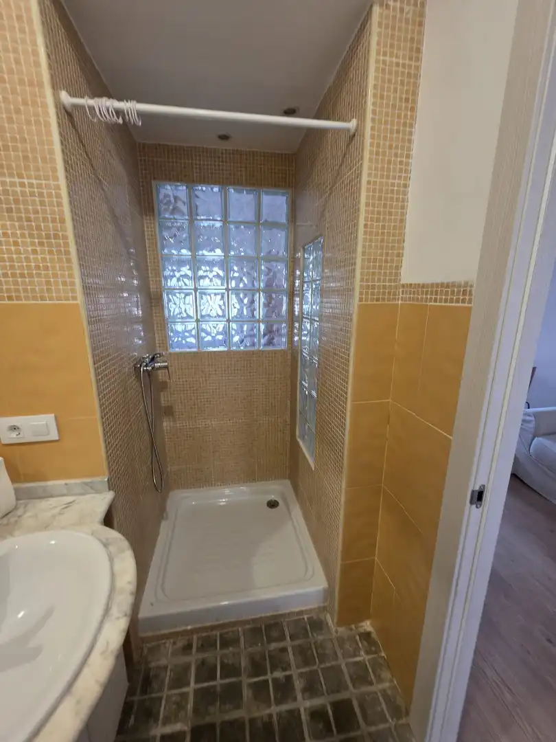 Bathroom of Flat for rent in Valencia  with Air Conditioner, Furnished and Oven